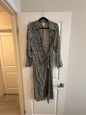H&M Black and White Long Sleeve Zebra Wrap Dress